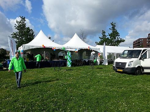 Gekoppelde pagodetenten met regengoten vormen een overdekte ruimte op maat.