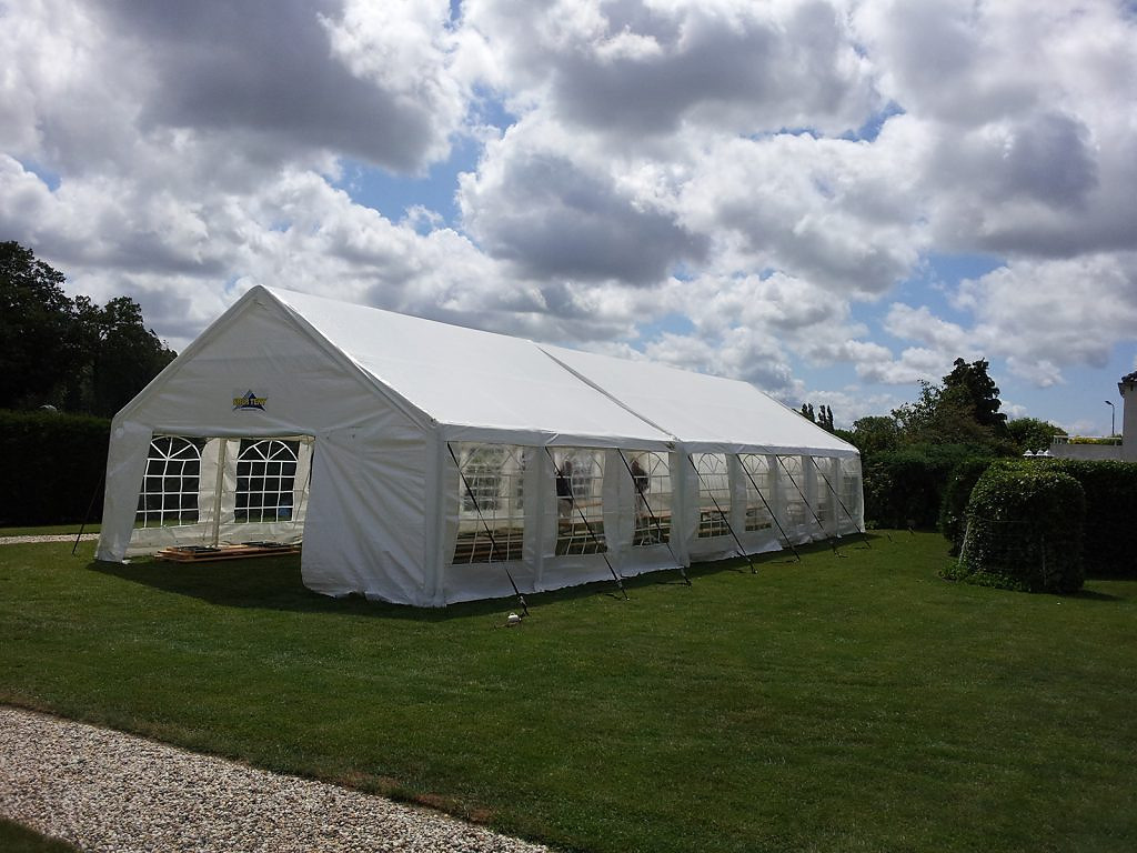 Familiefeest in Delfgauw onder een tent van 6 × 16 meter, ingericht met biertafelsets en buffettafels.