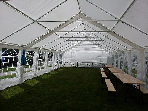 Familiefeest in Delfgauw onder een tent van 6 × 16 meter, ingericht met biertafelsets en buffettafels.
