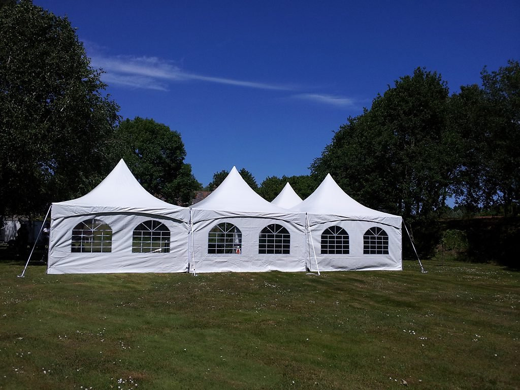 Trouwfeest in Ouddorp met vier pagodetenten van 5 × 5 meter, vloer en verwarming.