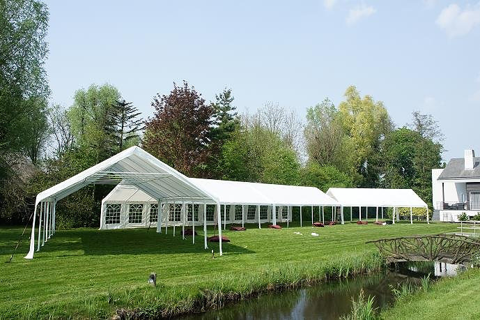 Evenement aan de Loosdrechtse Plassen voor circa 500 gasten, met vier tenten van 6 × 12 meter.