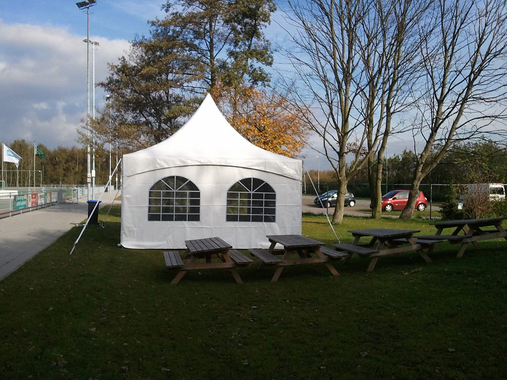 Pagodetenten rond de hockeyvelden voor een verenigingsfeest in Vlaardingen.