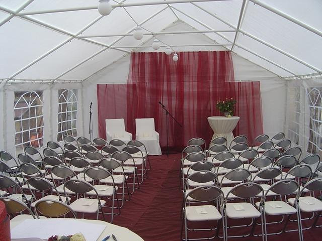 Trouwfeest onder een tent van 6 × 12 meter, met vloermatten, buffettafels en houten dansvloer.