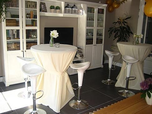 Ook binnenshuis mogelijk: statafels met rokken en barkrukken voor een feestelijke inrichting.