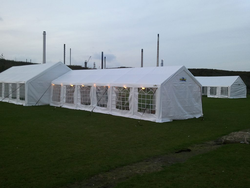 Festival in Hoogvliet met drie grote partytenten, verlichting en verwarming in de nok.