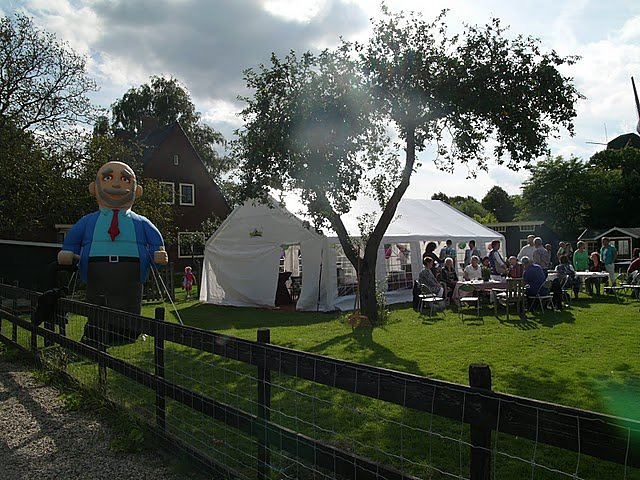 Een 50e verjaardag met tent, tafels, stoelen, geluid, verlichting, verwarming en catering.