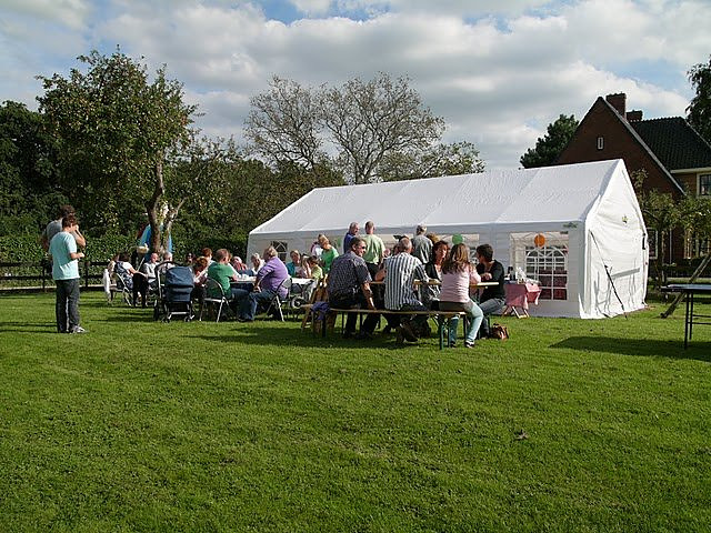 Een 50e verjaardag met tent, tafels, stoelen, geluid, verlichting, verwarming en catering.