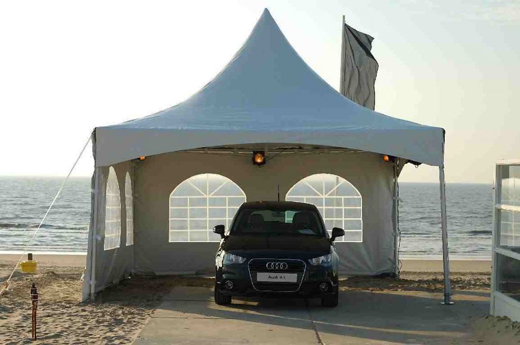 Pagodetent bij een evenement van een Audi-dealer op de boulevard van Noordwijk.