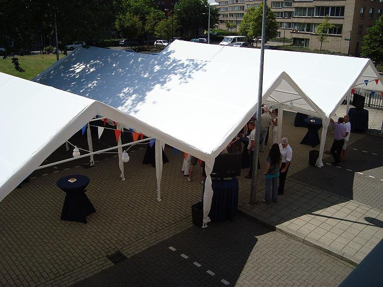Jubileum in Amsterdam met drie gekoppelde tenten van 6 × 12 meter. Open zijden gaven beschutting en ventilatie.