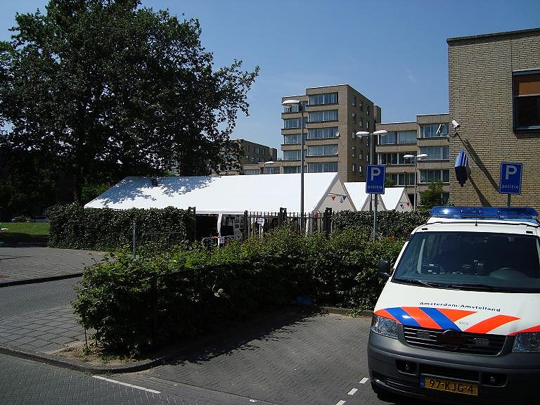 Jubileum in Amsterdam met drie gekoppelde tenten van 6 × 12 meter. Open zijden gaven beschutting en ventilatie.