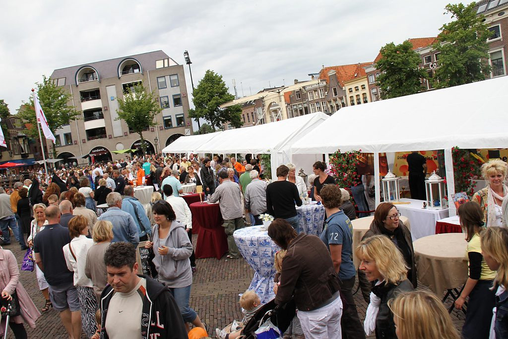 Drie tenten van 4 × 12 meter als stands tijdens Kaeskoppenstad in Alkmaar.