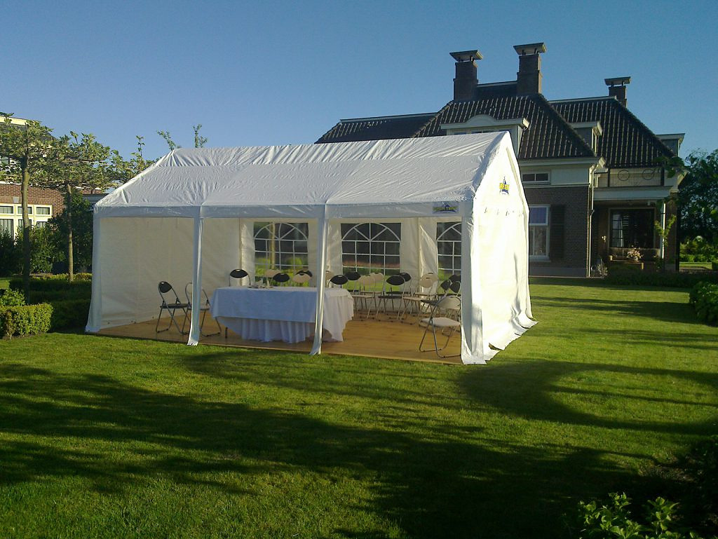Huwelijksceremonie aan het water, met een tent van 4 × 6 meter en houten vloer.