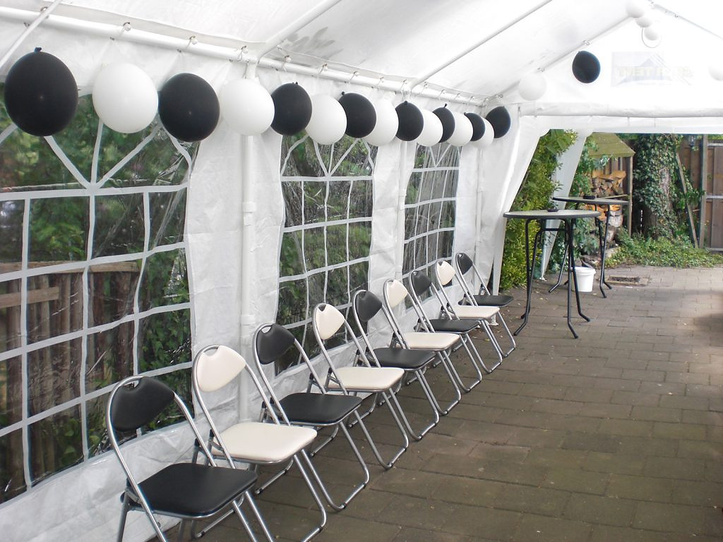 Een feest in zwart-witstijl onder een tent van 3 × 6 meter.