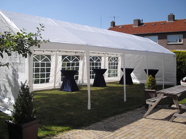 Tent van 4 × 10 meter met statafels en open zijden naar de tuin.